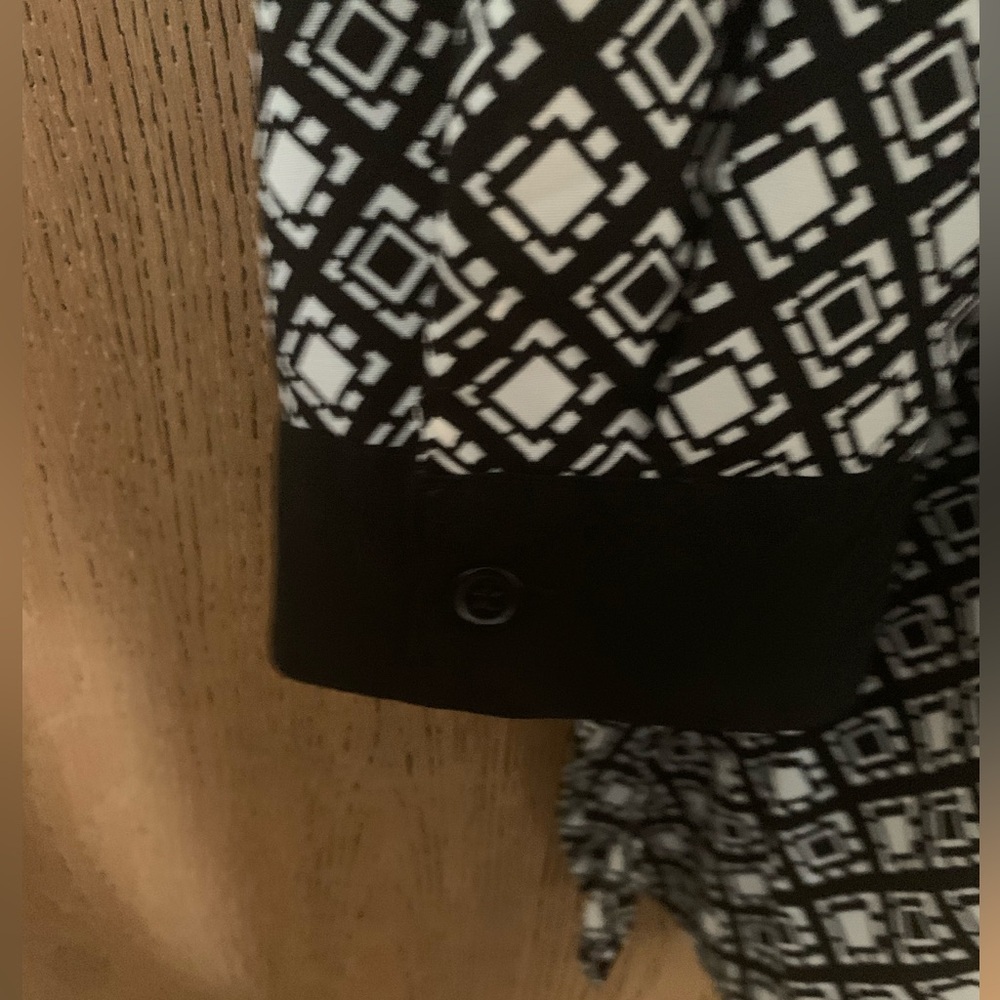 Cathrine’s Black and White Geometric Tunic Top with Roll-up Button Sleeve - Picture 3 of 7